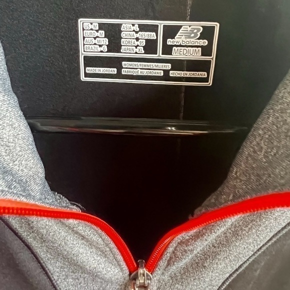 NEW Balance Women’s lightning dry, full zip top. - Picture 4 of 4